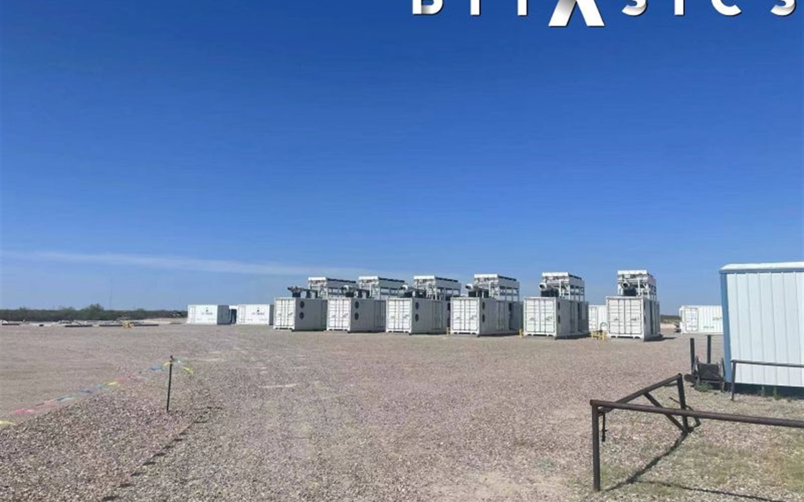 Mining site with multiple infrastructure units